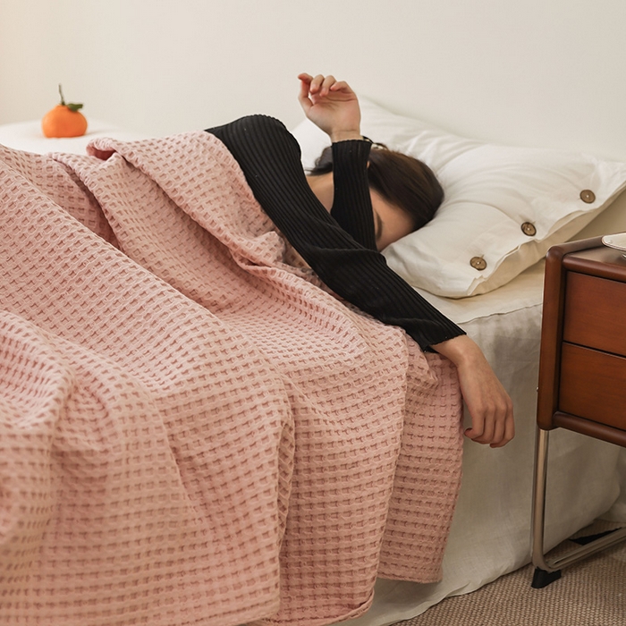 91家纺网 家纺一手货源 找家纺 雯雨家纺 2023新款华夫格纱布纯棉毛巾被 华夫格-浅粉