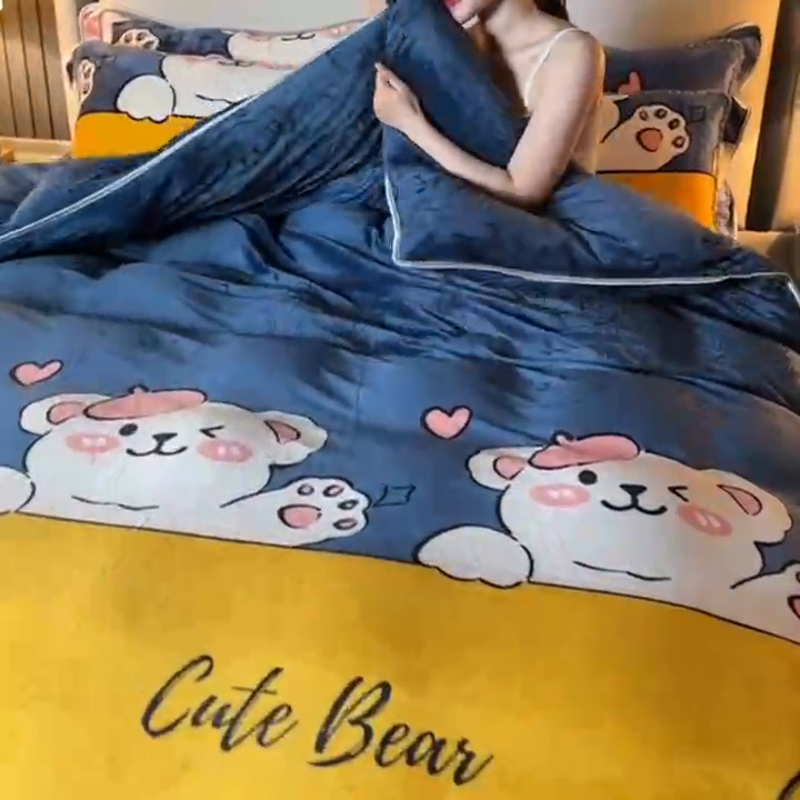 91家纺网 家纺一手货源 找家纺 爱上家居 2023新款保暖金貂绒印花保暖四件套 萌宠小熊