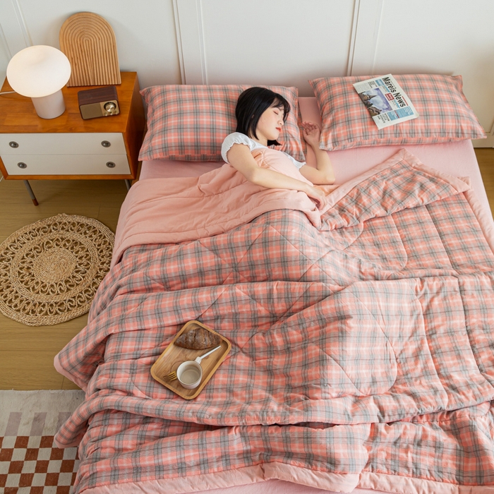 91家纺网 家纺一手货源 找家纺 鸣升新疆长绒棉全棉花色织水洗棉夏被四件套 芳华粉