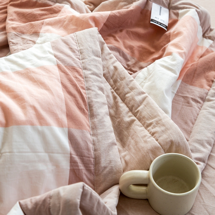 91家纺网 家纺一手货源 找家纺 鸣升新疆长绒棉全棉花色织水洗棉夏被四件套 粉大格