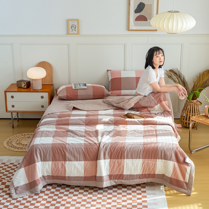 91家纺网 家纺一手货源 找家纺 鸣升新疆长绒棉全棉花色织水洗棉夏被四件套 粉大格