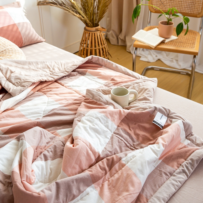 91家纺网 家纺一手货源 找家纺 鸣升新疆长绒棉全棉花色织水洗棉夏被四件套 粉大格