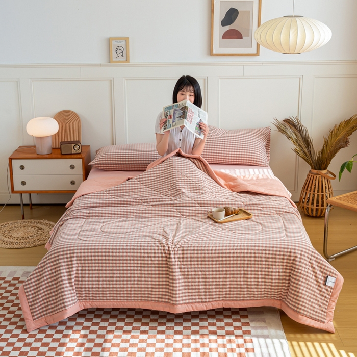 91家纺网 家纺一手货源 找家纺 鸣升新疆长绒棉全棉花色织水洗棉夏被四件套 粉小格