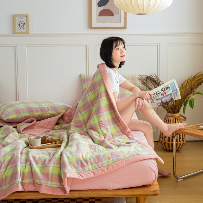 91家纺网 家纺一手货源 找家纺 鸣升新疆长绒棉全棉花色织水洗棉夏被四件套 弗暖粉黄