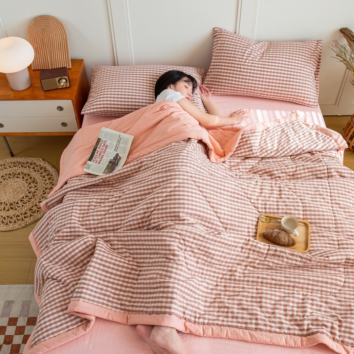 91家纺网 家纺一手货源 找家纺 鸣升新疆长绒棉全棉花色织水洗棉夏被四件套 粉小格