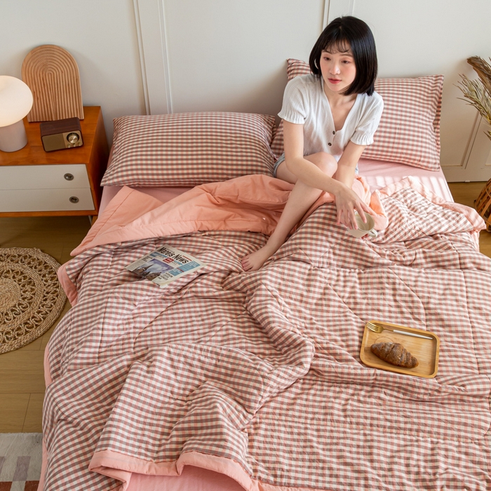 91家纺网 家纺一手货源 找家纺 鸣升新疆长绒棉全棉花色织水洗棉夏被四件套 粉小格