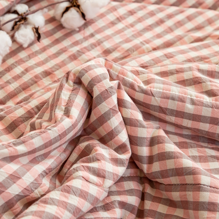 91家纺网 家纺一手货源 找家纺 鸣升新疆长绒棉全棉花色织水洗棉夏被四件套 粉小格