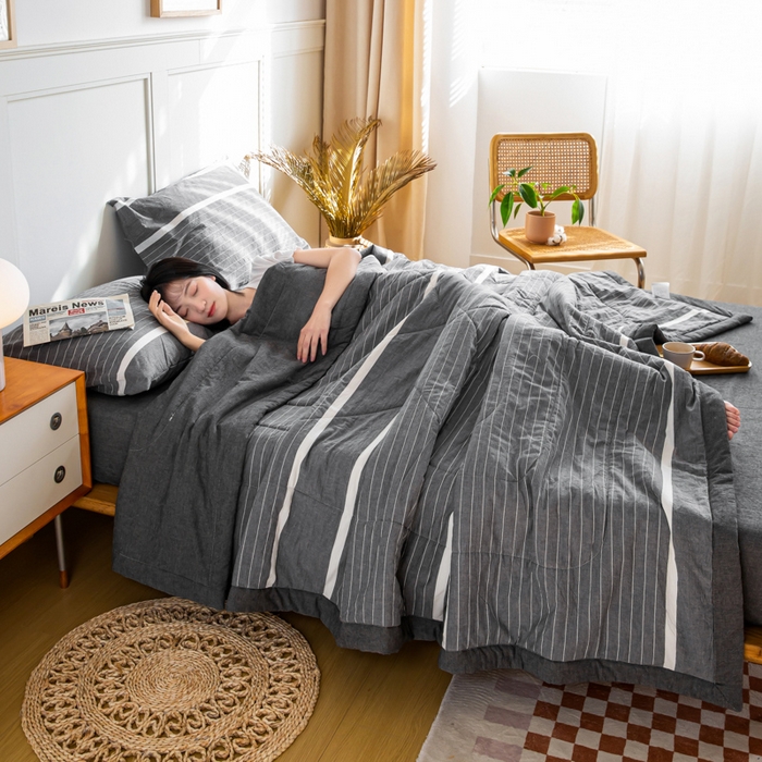 91家纺网 家纺一手货源 找家纺 鸣升新疆长绒棉全棉花色织水洗棉夏被四件套 灰条