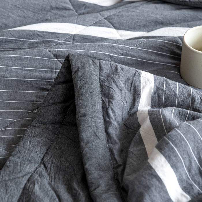 91家纺网 家纺一手货源 找家纺 鸣升新疆长绒棉全棉花色织水洗棉夏被四件套 灰条