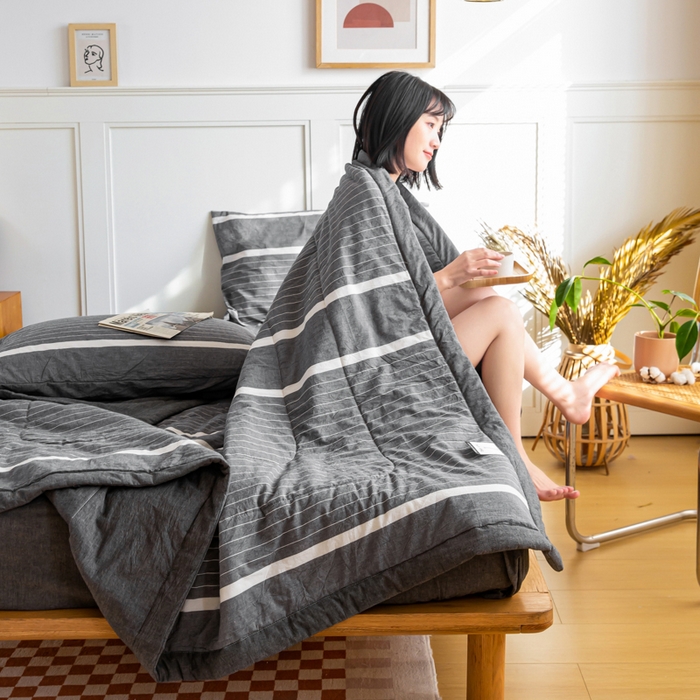 91家纺网 家纺一手货源 找家纺 鸣升新疆长绒棉全棉花色织水洗棉夏被四件套 灰条