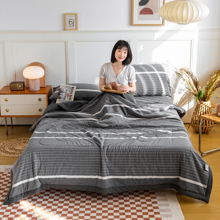 91家纺网 家纺一手货源 找家纺 鸣升新疆长绒棉全棉花色织水洗棉夏被四件套 灰条