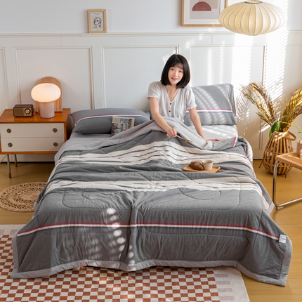 91家纺网 家纺一手货源 找家纺 鸣升新疆长绒棉全棉花色织水洗棉夏被四件套 深红中灰条