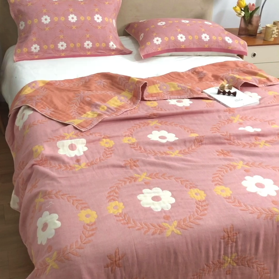 91家纺网 家纺一手货源 找家纺 朴尔  2023年新款四层韩版碎花风全棉纱布毛巾被 花环-粉