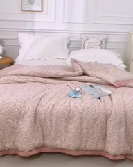 91家纺网 家纺一手货源 找家纺 上喜 热卖全棉水洗棉印花花边一体被 迷迭香粉