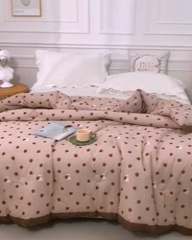 91家纺网 家纺一手货源 找家纺 上喜 热卖全棉水洗棉印花花边一体被 丝丝草莓