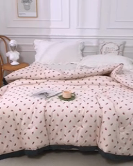 91家纺网 家纺一手货源 找家纺 上喜 热卖全棉水洗棉印花花边一体被 优雅生活