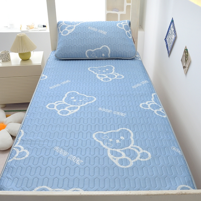 91家纺网 家纺一手货源 找家纺 多乐 2023新款学生床乳胶凉席三件套 幸运熊