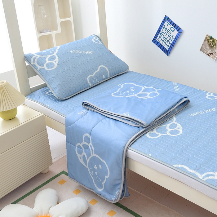 91家纺网 家纺一手货源 找家纺 多乐 2023新款学生床乳胶凉席三件套 幸运熊