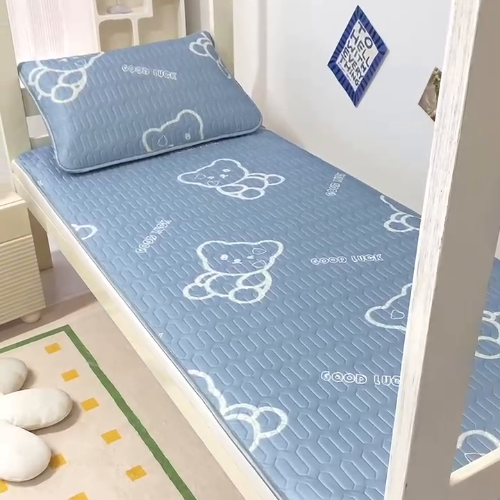 91家纺网 家纺一手货源 找家纺 多乐 2023新款学生床乳胶凉席三件套 幸运熊