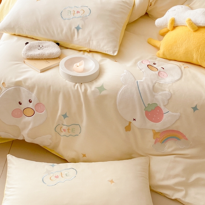 91家纺网 家纺一手货源 找家纺 蜜柚 2024新款全棉贴布绣四件套 彩虹鸭-奶黄