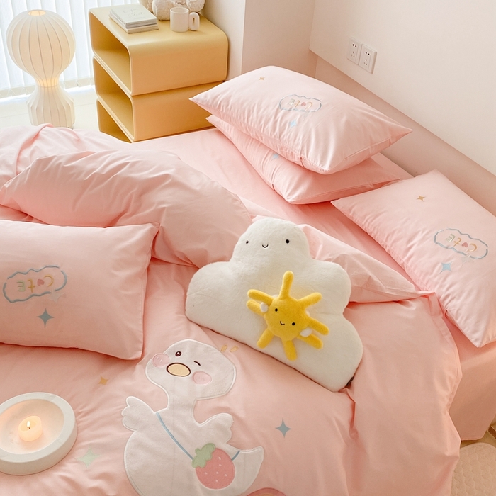 91家纺网 家纺一手货源 找家纺 蜜柚 2024新款全棉贴布绣四件套 彩虹鸭-公主粉