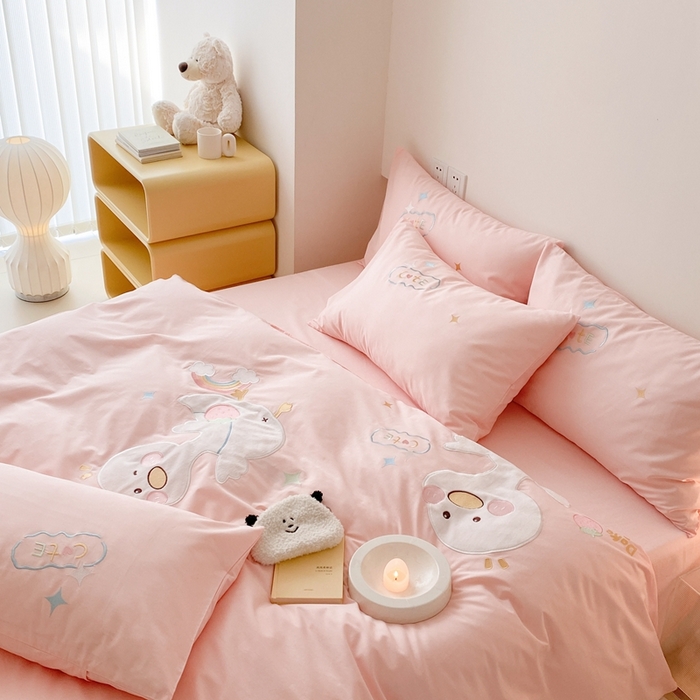 91家纺网 家纺一手货源 找家纺 蜜柚 2024新款全棉贴布绣四件套 彩虹鸭-公主粉