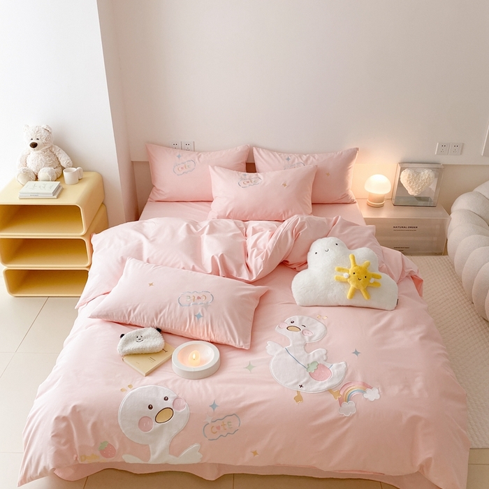 91家纺网 家纺一手货源 找家纺 蜜柚 2024新款全棉贴布绣四件套 彩虹鸭-公主粉