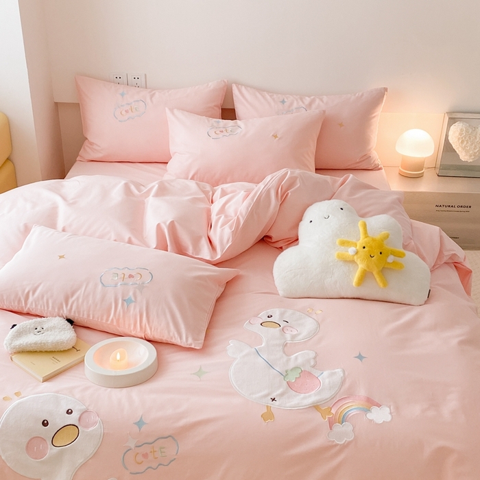 91家纺网 家纺一手货源 找家纺 蜜柚 2024新款全棉贴布绣四件套 彩虹鸭-公主粉