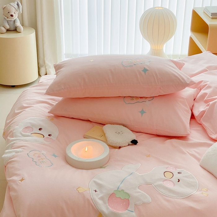 91家纺网 家纺一手货源 找家纺 蜜柚 2024新款全棉贴布绣四件套 彩虹鸭-公主粉