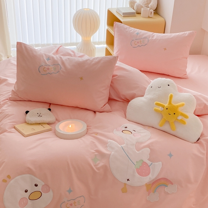 91家纺网 家纺一手货源 找家纺 蜜柚 2024新款全棉贴布绣四件套 彩虹鸭-公主粉