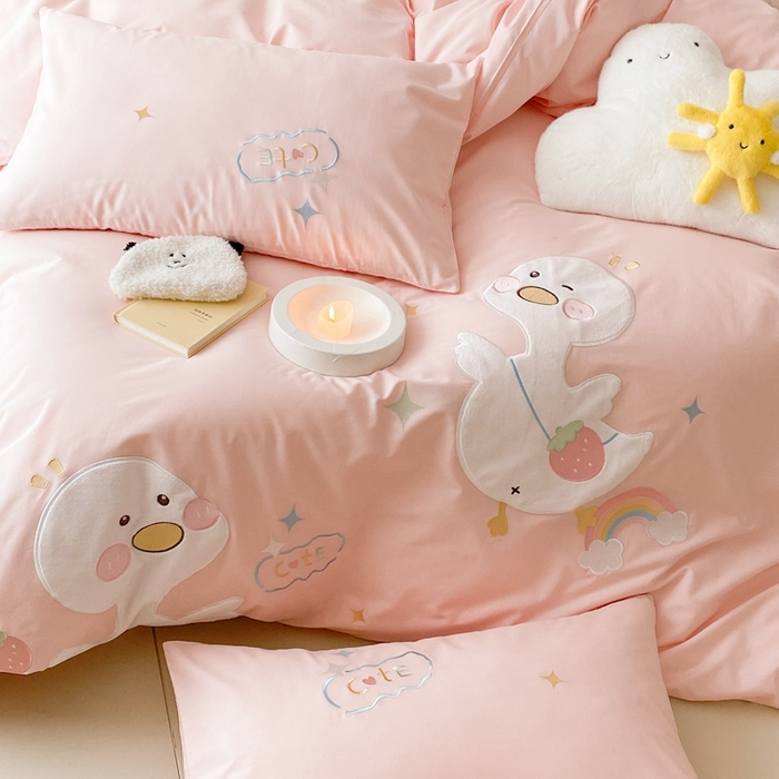 91家纺网 家纺一手货源 找家纺 蜜柚 2024新款全棉贴布绣四件套 彩虹鸭-公主粉