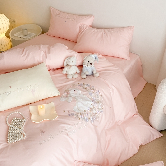 91家纺网 家纺一手货源 找家纺 蜜柚 2024新款全棉贴布绣四件套 许愿兔-公主粉