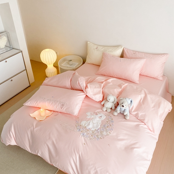 91家纺网 家纺一手货源 找家纺 蜜柚 2024新款全棉贴布绣四件套 许愿兔-公主粉