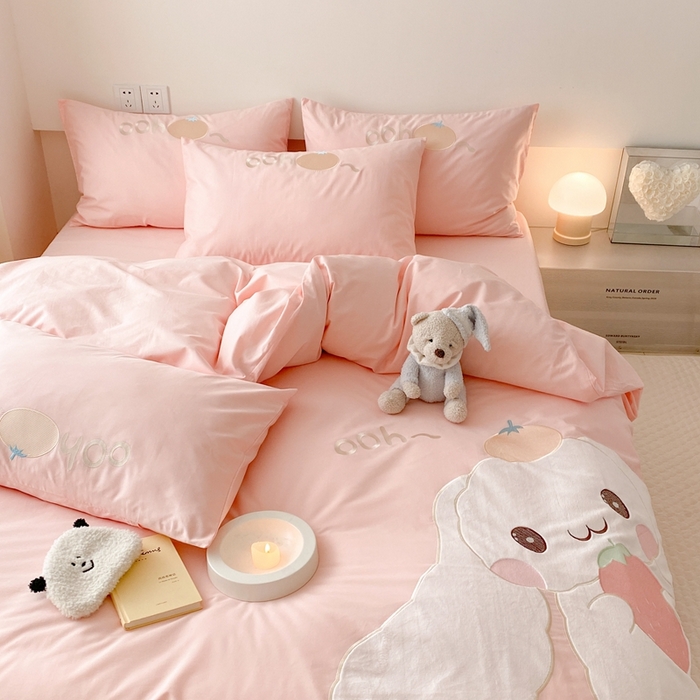 91家纺网 家纺一手货源 找家纺 蜜柚 2024新款全棉贴布绣四件套 长耳兔-公主粉