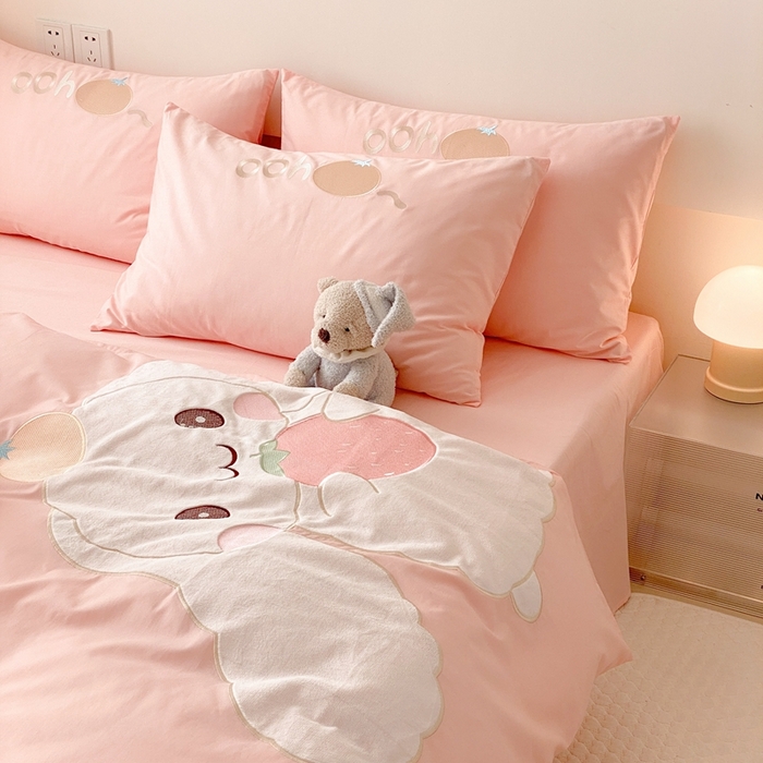 91家纺网 家纺一手货源 找家纺 蜜柚 2024新款全棉贴布绣四件套 长耳兔-公主粉