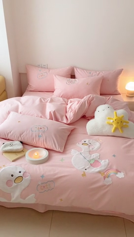 91家纺网 家纺一手货源 找家纺 蜜柚 2024新款全棉贴布绣四件套 彩虹鸭-公主粉