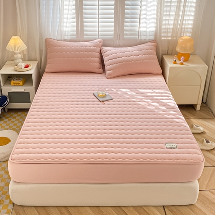 91家纺网 家纺一手货源 找家纺 芬晴家纺2023波浪方格夹棉床笠 波浪豆沙粉