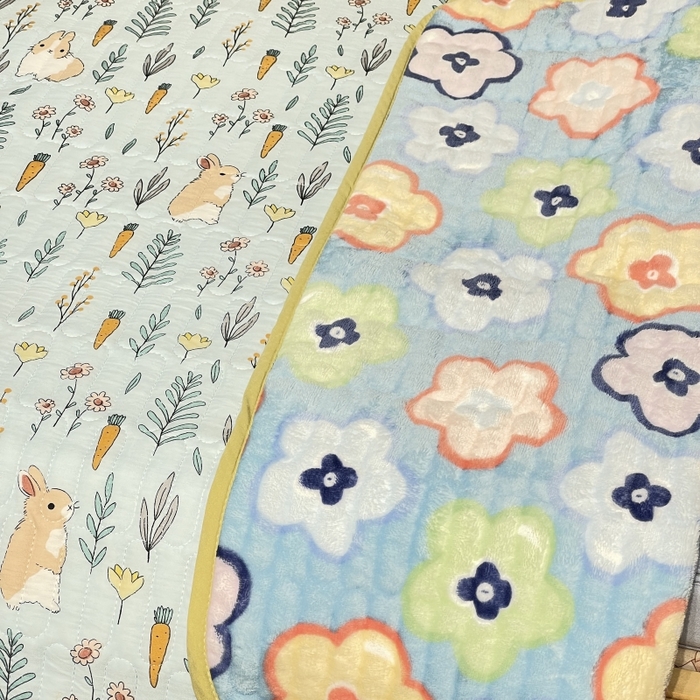 91家纺网 家纺一手货源 找家纺 沐纯家居 2023新款40S全棉加密牛奶绒印花防水隔尿垫 胡萝卜兔