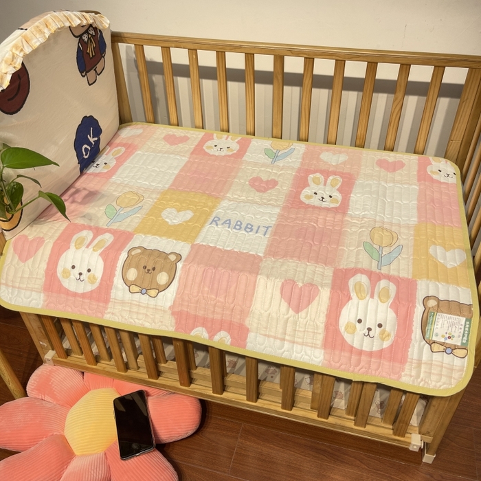 91家纺网 家纺一手货源 找家纺 沐纯家居 2023新款40S全棉加密牛奶绒印花防水隔尿垫 粉红小兔