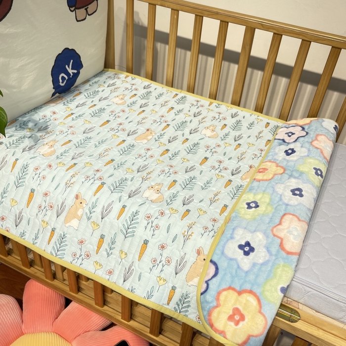 91家纺网 家纺一手货源 找家纺 沐纯家居 2023新款40S全棉加密牛奶绒印花防水隔尿垫 胡萝卜兔