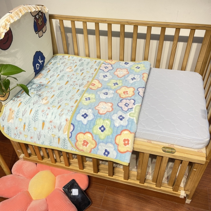 91家纺网 家纺一手货源 找家纺 沐纯家居 2023新款40S全棉加密牛奶绒印花防水隔尿垫 胡萝卜兔