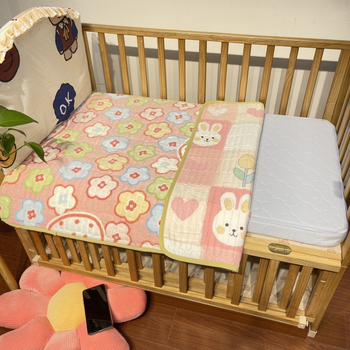 91家纺网 家纺一手货源 找家纺 沐纯家居 2023新款40S全棉加密牛奶绒印花防水隔尿垫 粉红小兔