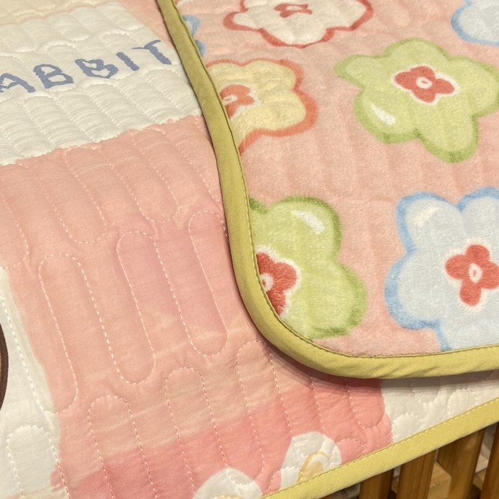 91家纺网 家纺一手货源 找家纺 沐纯家居 2023新款40S全棉加密牛奶绒印花防水隔尿垫 粉红小兔