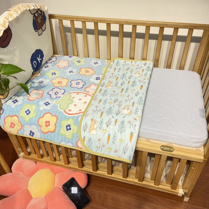 91家纺网 家纺一手货源 找家纺 沐纯家居 2023新款40S全棉加密牛奶绒印花防水隔尿垫 胡萝卜兔