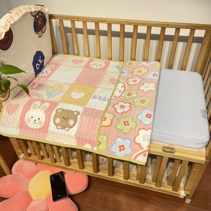 91家纺网 家纺一手货源 找家纺 沐纯家居 2023新款40S全棉加密牛奶绒印花防水隔尿垫 粉红小兔