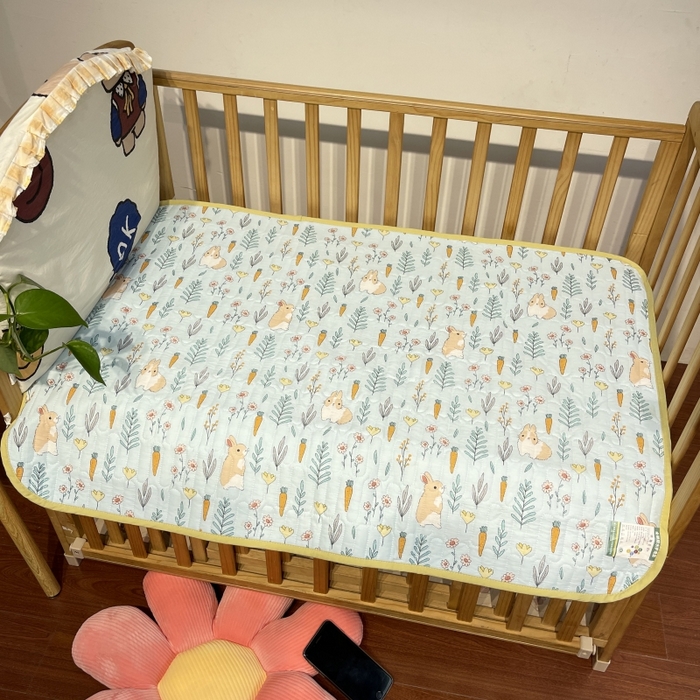 91家纺网 家纺一手货源 找家纺 沐纯家居 2023新款40S全棉加密牛奶绒印花防水隔尿垫 胡萝卜兔