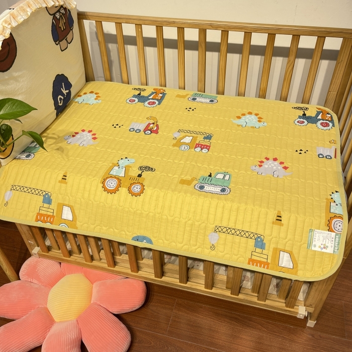 91家纺网 家纺一手货源 找家纺 沐纯家居 2023新款40S全棉加密牛奶绒印花防水隔尿垫 工程车黄色