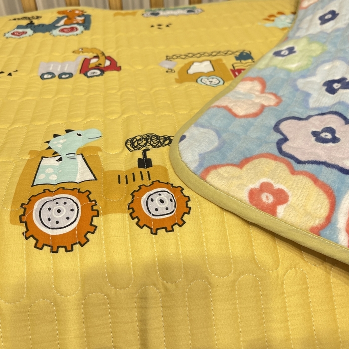 91家纺网 家纺一手货源 找家纺 沐纯家居 2023新款40S全棉加密牛奶绒印花防水隔尿垫 工程车黄色