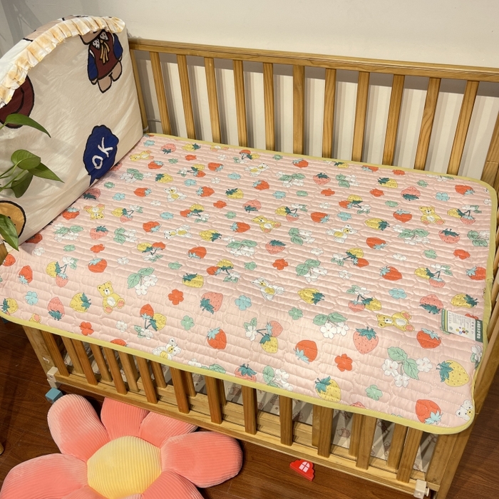 91家纺网 家纺一手货源 找家纺 沐纯家居 2023新款40S全棉加密牛奶绒印花防水隔尿垫 笑脸棋盘格粉