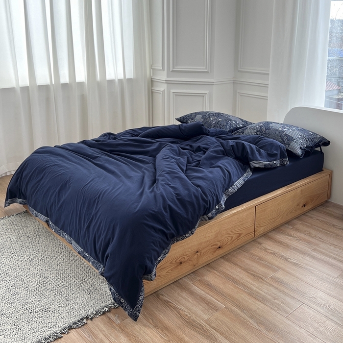 91家纺网 家纺一手货源 找家纺 安莱生活 2023新款全棉色织水洗棉宽边拼角蝴蝶结款四件套-缤纷花研 缤纷华妍-藏青